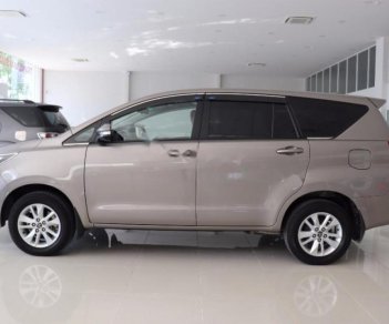 Toyota Innova 2.0E 2017 - Cần bán Toyota Innova 2.0E 2017, màu bạc