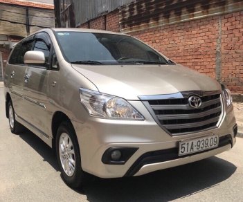 Toyota Innova 2.0E 2014 - Bán Toyota Innova 2.0E màu vàng cát số sàn, sản xuất cuối 2014 mẫu mới biển Sài Gòn