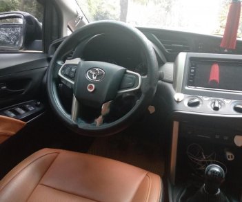 Toyota Innova 2.0E 2017 - Cần bán Toyota Innova 2.0E sản xuất năm 2017, màu xám giá cạnh tranh