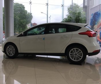 Ford Focus 5D Sport 1.5L Ecoboost Trend 2018 - Bán ô tô Ford Focus 5D Sport 1.5L Ecoboost Trend đời 2018, màu trắng, giá chỉ 595 triệu có đàm phán