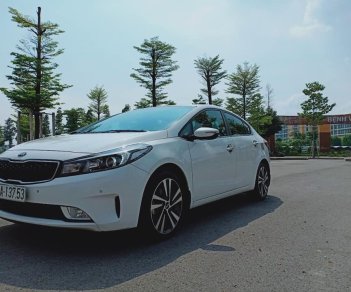 Kia Cerato AT 2017 - Bán xe Kia Cerato đăng ký lần đầu 2017, màu trắng ít sử dụng, giá tốt 590tr