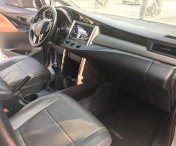 Toyota Innova 2.0 E  2017 - Cần bán Toyota Innova 2.0 E năm sản xuất 2017, màu xám xe gia đình