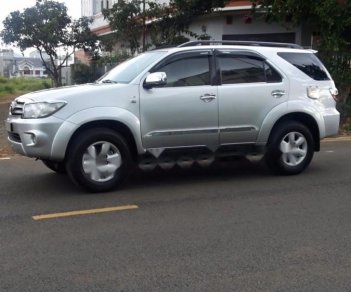 Toyota Fortuner G 2010 - Gia đình bán Toyota Fortuner G năm sản xuất 2010, màu bạc