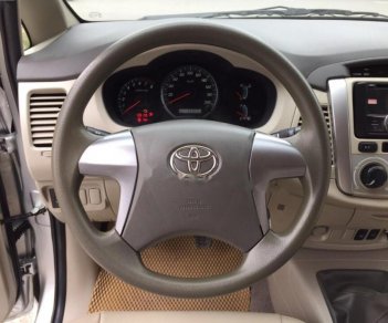 Toyota Innova 2.0E 2015 - Bán Toyota Innova 2.0E năm sản xuất 2015, màu bạc