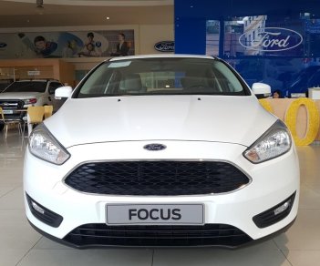 Ford Focus trend 2018 - Bán xe Ford Focus trend sản xuất 2018, màu trắng giá cạnh tranh