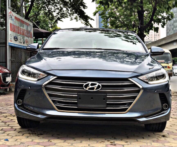 Hyundai Elantra AT 2017 - Cần bán lại xe Hyundai Elantra đời 2017 màu xanh lam, giá 675 triệu