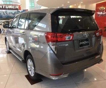 Toyota Innova 2.0E 2018 - Bán xe Toyota Innova 2.0E sản xuất 2018, màu xám