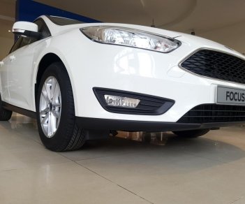 Ford Focus trend 2018 - Bán xe Ford Focus trend sản xuất 2018, màu trắng giá cạnh tranh