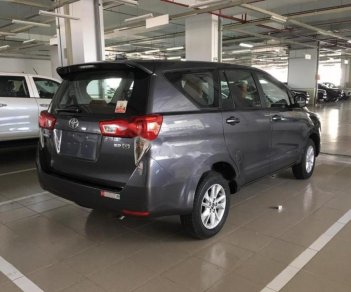 Toyota Innova 2.0G 2018 - Cần bán Toyota Innova 2.0G sản xuất 2018, màu xám