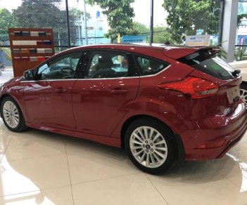 Ford Focus Sport 2018 - Bán xe Ford Focus Sport 5 cửa 2018 - Tặng phụ kiện - vay trả góp đến 80% - giao xe tận nơi - LH 0901.345.579