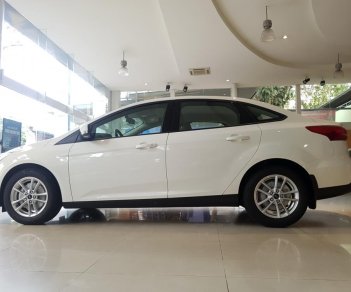 Ford Focus trend 2018 - Bán xe Ford Focus trend sản xuất 2018, màu trắng giá cạnh tranh