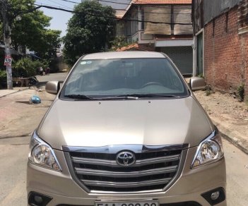 Toyota Innova 2.0E 2014 - Bán Toyota Innova 2.0E màu vàng cát số sàn, sản xuất cuối 2014 mẫu mới biển Sài Gòn