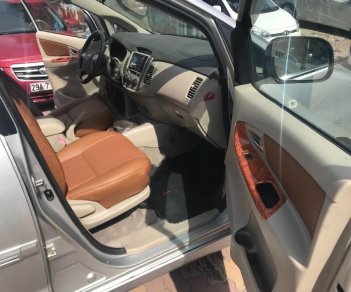 Toyota Innova 2.0E 2014 - Bán ô tô Toyota Innova 2.0E đời 2014, màu bạc 