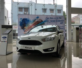 Ford Focus 5D Sport 1.5L Ecoboost Trend 2018 - Bán ô tô Ford Focus 5D Sport 1.5L Ecoboost Trend đời 2018, màu trắng, giá chỉ 595 triệu có đàm phán