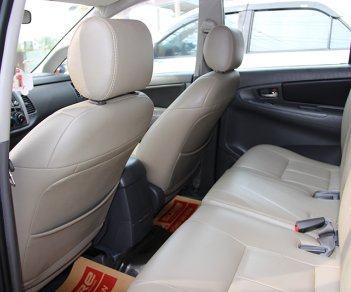 Toyota Innova E 2013 - Bán xe Toyota Innova E đời 2013, màu nâu vàng, giá tốt