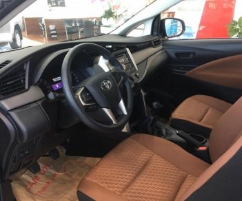 Toyota Innova 2.0E 2018 - Bán xe Toyota Innova 2.0E sản xuất 2018, màu xám