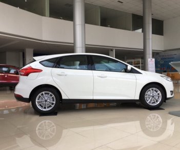 Ford Focus 5D Sport 1.5L Ecoboost Trend 2018 - Bán ô tô Ford Focus 5D Sport 1.5L Ecoboost Trend đời 2018, màu trắng, giá chỉ 595 triệu có đàm phán