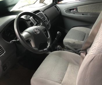 Toyota Innova E 2013 - Bán Toyota Innova E đời 2013, màu bạc 