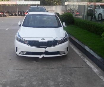 Kia Cerato 1.6 MT Base 2018 - Bán Kia Cerato 1.6 MT Base sản xuất 2018, màu trắng