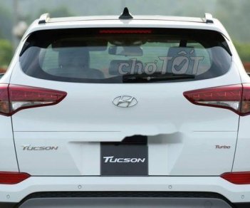 Hyundai Tucson 2018 - Cần bán gấp Hyundai Tucson năm sản xuất 2018, màu trắng, giá chỉ 900 triệu