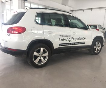 Volkswagen Tiguan 2.0 turbo 2016 - Bán xe lướt công ty, Volkswagen Tiguan đời 2016 màu trắng, giá 1 tỷ 200 triệu, xe nhập