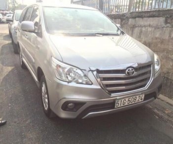 Toyota Innova 2013 - Cần bán gấp Toyota Innova năm sản xuất 2013, màu bạc