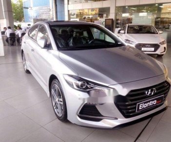 Hyundai Elantra 2018 - Cần bán xe Hyundai Elantra năm 2018, màu bạc