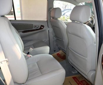 Toyota Innova 2.0V 2016 - Cần bán gấp Toyota Innova 2.0V năm 2016, màu bạc