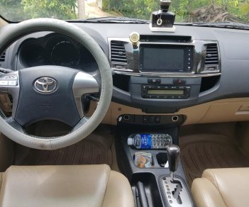 Toyota Fortuner V 2014 - Bán Toyota Fortuner (V) sàn xuất 2014, màu bạc, gia đình sử dụng kỹ zin 98%