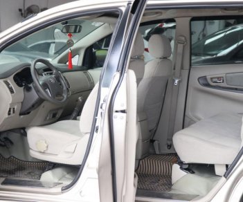 Toyota Innova E 2.0MT 2014 - Cần bán xe Toyota Innova E 2.0MT sản xuất 2014, màu vàng