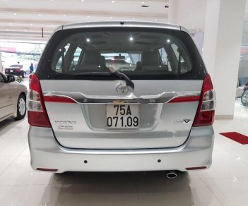 Toyota Innova 2.0V 2015 - Bán Toyota Innova 2.0V sản xuất 2015, màu bạc, 630tr