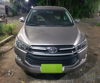 Toyota Innova 2.0E MT 2017 - Bán Toyotaa Innova 2.0E MT năm sản xuất 2017, màu nâu