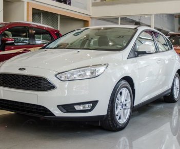Ford Focus Trend 2018 - Bán Ford Focus 2018 màu trắng, hỗ trợ trả góp lên tới 90%, chỉ cần 100tr nhận xe ngay. Hỗ trợ giảm giá lên tới 70tr đồng