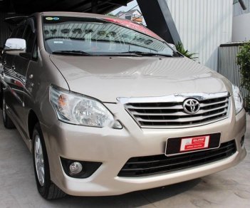 Toyota Innova 2.0E 2013 - Cần bán gấp Toyota Innova 2.0E đời 2013, màu nâu, giá tốt