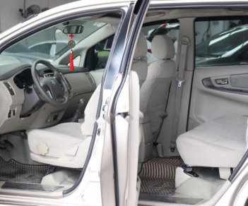 Toyota Innova 2.0E 2014 - Cần bán lại xe Toyota Innova E 2.0MT sản xuất 2014, màu vàng