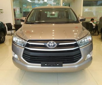 Toyota Innova 2.0E B 2018 - Bán Toyota Innova 2.0E 2018 màu đồng, nội thất Đen - Hỗ trợ trả góp 90%, bảo hành chính hãng 3 năm/Hotline: 0898.16.8118