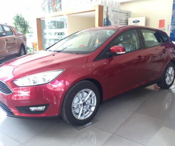 Ford Focus 2018 - Bán Ford Focus 2018, mới 100%, khuyến mãi lớn, giá cực rẻ, đủ các màu, tặng phụ kiện, hỗ trợ trả góp 80%- LH: 0942552831