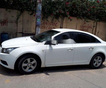 Chevrolet Cruze 2013 - Cần bán gấp Chevrolet Cruze 2013, màu trắng xe gia đình, giá chỉ 350 triệu