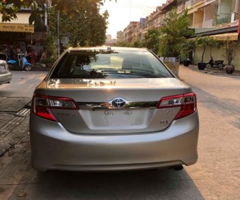 Toyota Camry XLE 2013 - Bán Toyota Camry XLE năm sản xuất 2013, màu vàng cát, xe nhập xăng điện 400tr