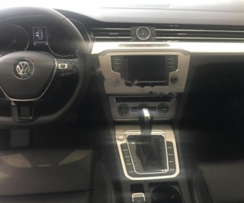 Volkswagen Passat 1.8 Bluemotion 2017 - Bán xe Volkswagen Passat 1.8 Bluemotion sản xuất năm 2017, màu trắng, xe nhập