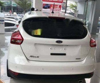 Ford Focus 2018 - Cần bán xe Ford Focus sản xuất 2018, màu trắng, giá 590tr