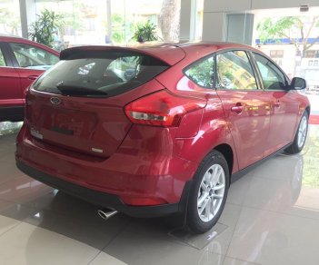 Ford Focus 2018 - Bán Ford Focus 2018, mới 100%, khuyến mãi lớn, giá cực rẻ, đủ các màu, tặng phụ kiện, hỗ trợ trả góp 80%- LH: 0942552831