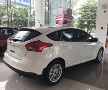 Ford Focus 2018 - Cần bán xe Ford Focus sản xuất 2018, màu trắng, giá 590tr