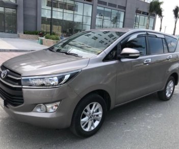 Toyota Innova 2.0E 2017 - Bán xe Toyota Innova 2.0E đời 2017, màu bạc