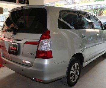 Toyota Innova 2.0V 2016 - Cần bán gấp Toyota Innova 2.0V năm 2016, màu bạc