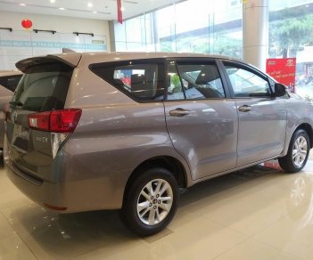 Toyota Innova 2.0E B 2018 - Bán Toyota Innova 2.0E 2018 màu đồng, nội thất Đen - Hỗ trợ trả góp 90%, bảo hành chính hãng 3 năm/Hotline: 0898.16.8118