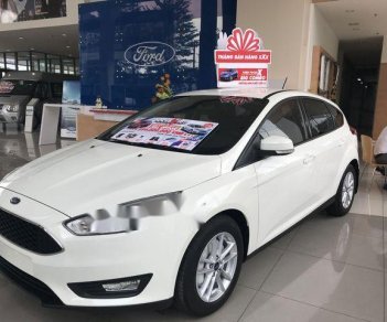 Ford Focus 2018 - Cần bán xe Ford Focus sản xuất 2018, màu trắng, giá 590tr