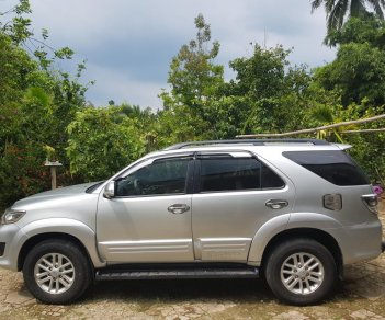 Toyota Fortuner V 2014 - Bán Toyota Fortuner (V) sàn xuất 2014, màu bạc, gia đình sử dụng kỹ zin 98%