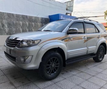 Toyota Fortuner 2.7V 4x4 AT 2015 - Bán Toyota Fortuner 2.7V 4x4 AT sản xuất năm 2015, màu bạc xe gia đình, giá 800tr