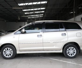 Toyota Innova 2.0E 2014 - Cần bán lại xe Toyota Innova E 2.0MT sản xuất 2014, màu vàng